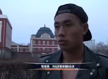 梅尔·吉布森之子米洛·吉布森主演新片《黑帮之地》(Gangster Land)首曝剧照，米洛扮演的黑帮教父阿尔·卡彭持枪表态。Timothy Woodward Jr.(《希科克》《美国暴力》)执导，设定在1920年月的芝加哥，将经由过程卡彭的二把手Machine Gun Jack McGurn的视角，来揭示卡彭带领的芝加哥黑帮的突起。McGurn曾是一位业余拳击手，后因继父被谋杀，被勾引加盟了这个黑手党组织，很快打出一片六合，介入经营了1929年的“恋人节年夜搏斗”，将疯子莫兰带领的爱尔兰帮的多名成员残暴枪杀。肖恩·法瑞斯、杰森·帕特里克、吉米·林·辛格勒、彼得·费辛利等参演，北美将于12月上映，Cinedigm负责刊行。